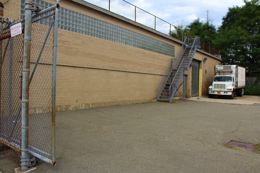 More Photos Of 4939 Van Dam St, Long Island City Warehouse For Lease