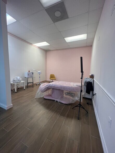 More Photos Of 15327 Gulf Fwy, Houston Unknown For Lease