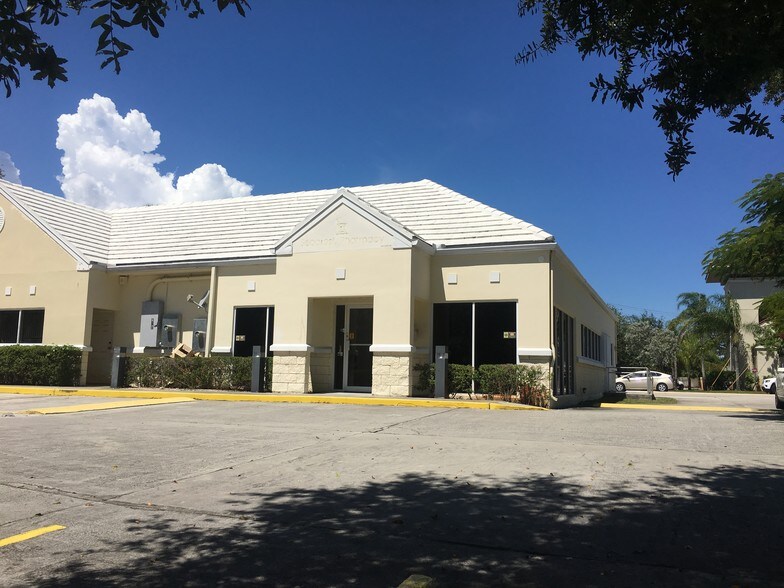 Primary Photo Of 2404 Seacrest Blvd, Boynton Beach Medical For Lease