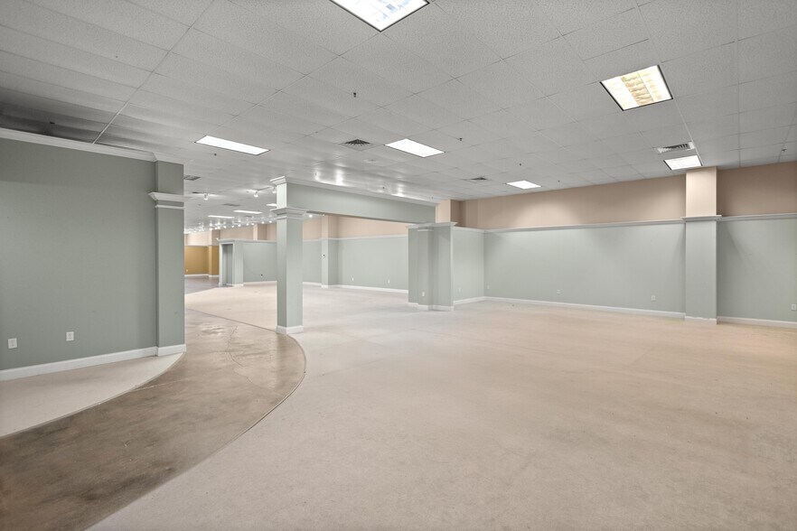 More Photos Of 1211 SW 17th St, Ocala Freestanding For Lease