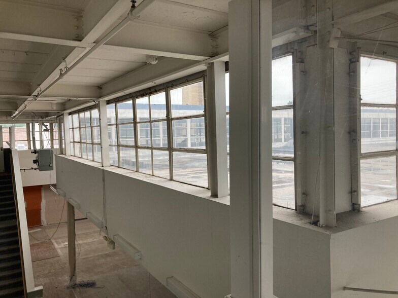 More Photos Of 1265 Hartrey Ave, Evanston Light Manufacturing For Lease