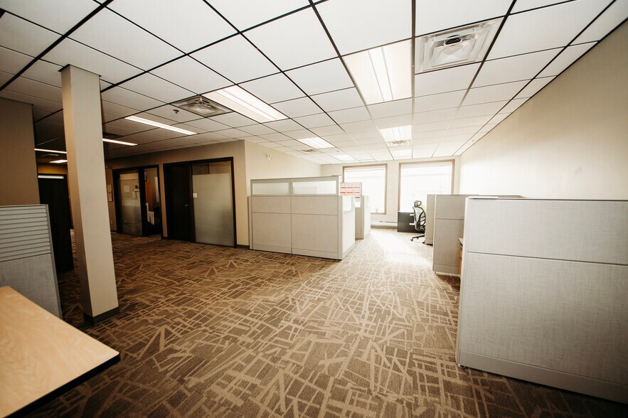 More Photos Of 37 Vic Turner Airport Rd, Dawson Creek Office For Sale