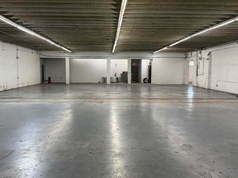 More Photos Of 111 SW 33rd St, Fort Lauderdale Warehouse For Lease