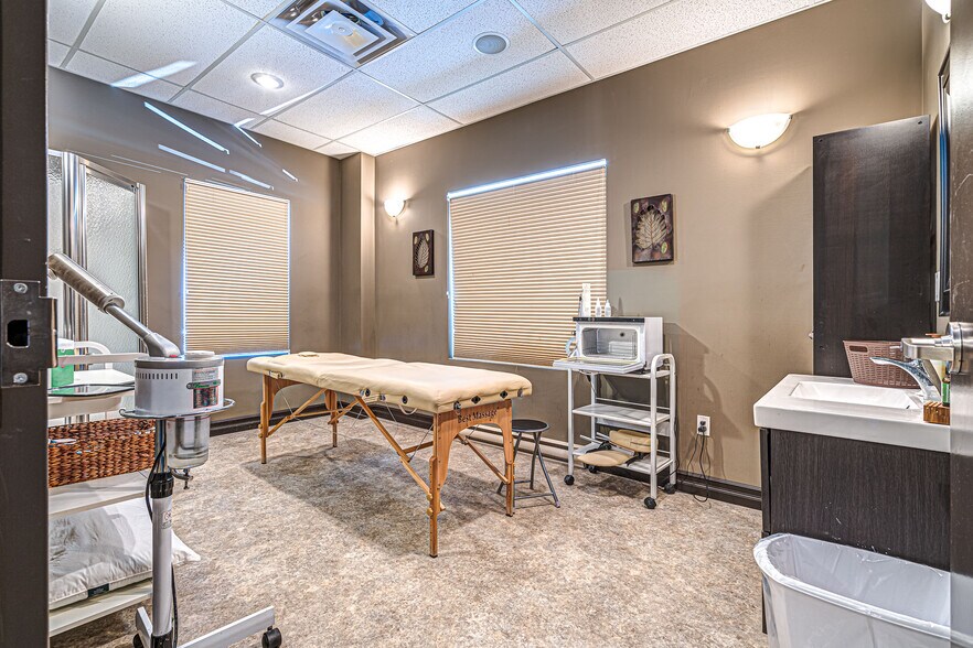 More Photos Of 2602 50 Av, Lloydminster Showroom For Sale