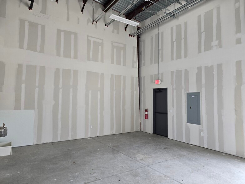 More Photos Of 9850 Huebner Rd, San Antonio Flex For Lease