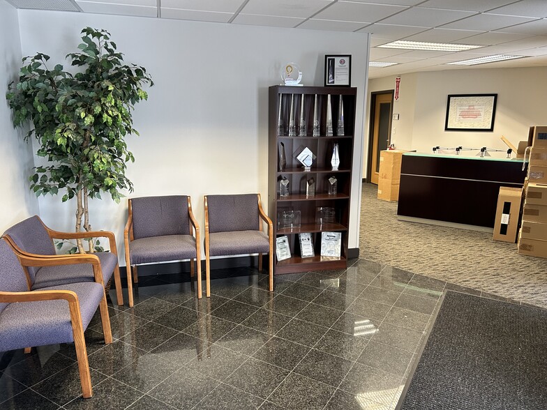 More Photos Of 31330 Schoolcraft Rd, Livonia Medical For Sale