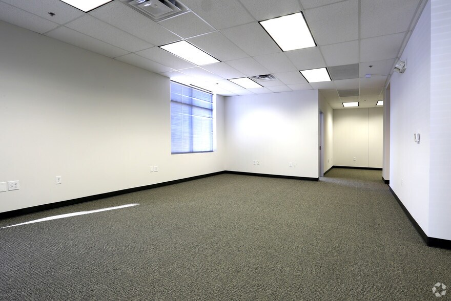 More Photos Of 1305 N Watters Rd, Allen Warehouse For Lease
