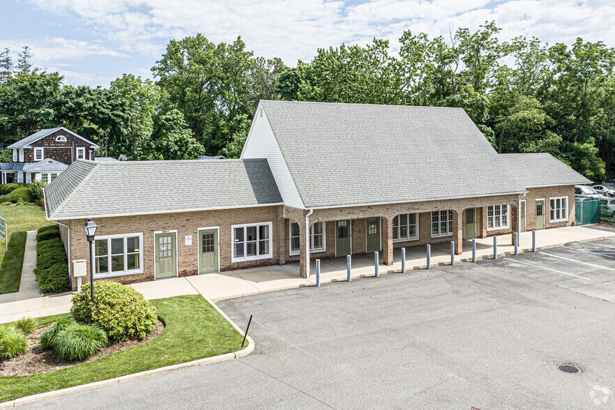 More Photos Of 320 Merrick Rd, Amityville Freestanding For Sale