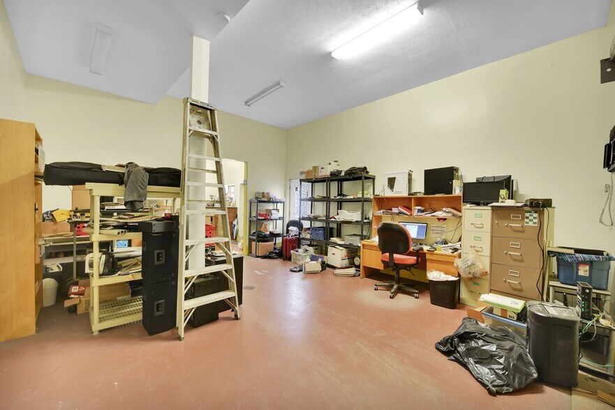 More Photos Of 228 N 2nd St, Fernandina Beach Warehouse For Lease