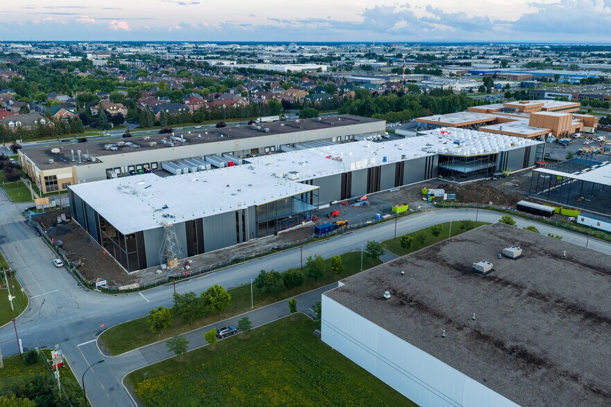 More Photos Of 3555 Rue Sartelon, Saint-Laurent Unknown For Lease