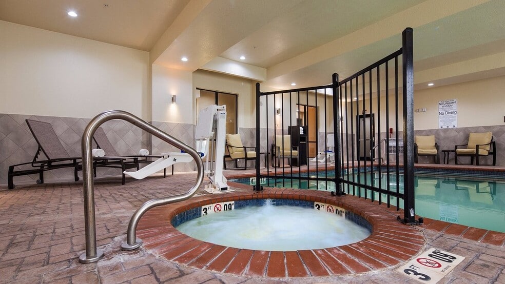 More Photos Of 802 N Main St, Fairview Hotel For Sale