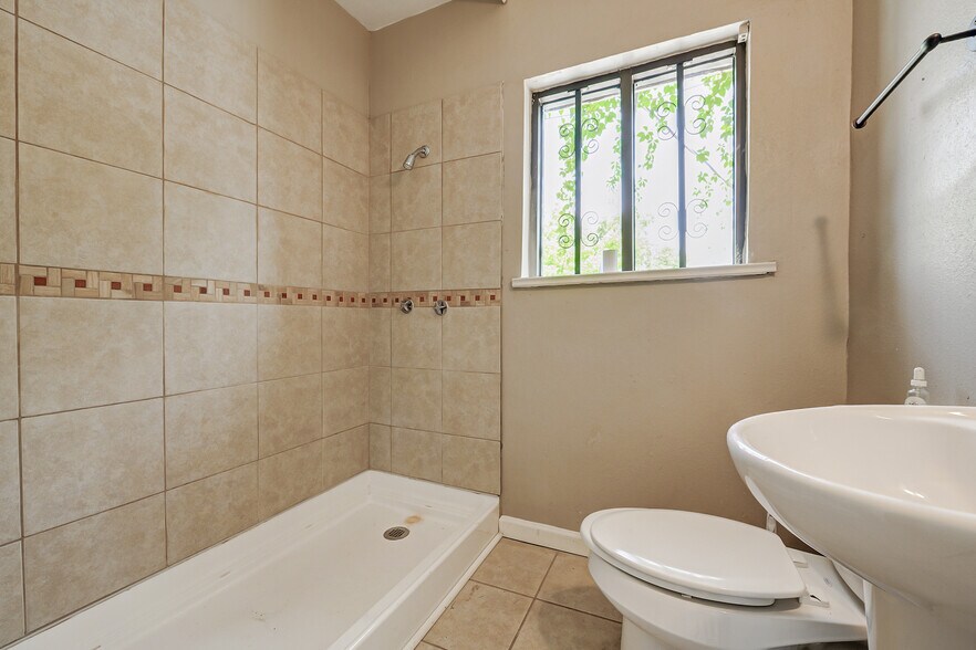 More Photos Of 2601 Prospect St, Houston Medical For Sale