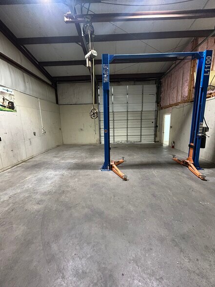 More Photos Of 331 Highway 146 S, La Porte Warehouse For Lease