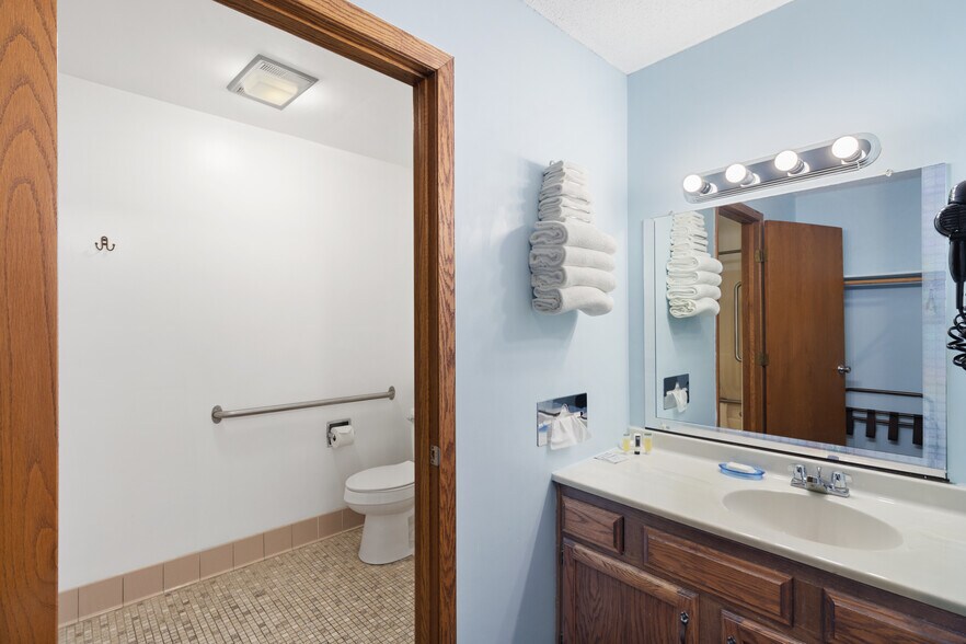 More Photos Of 4712 220th Trl, Amana Hotel For Sale