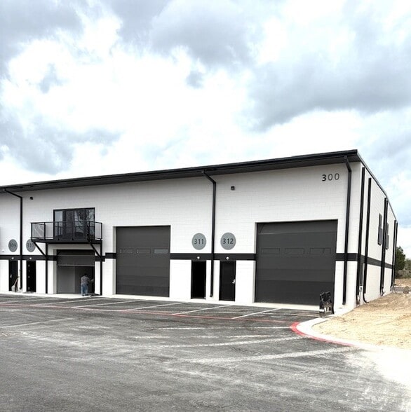 More Photos Of 15431 Fitzhugh Rd, Dripping Springs Showroom For Sale