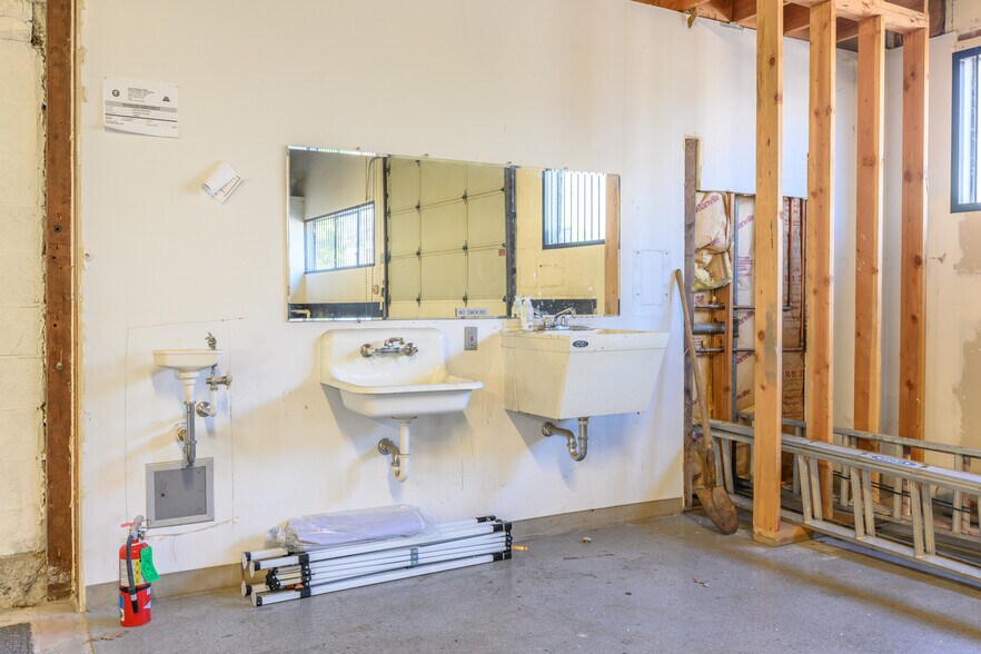 More Photos Of 2014 SE 9th Ave, Portland Warehouse For Sale