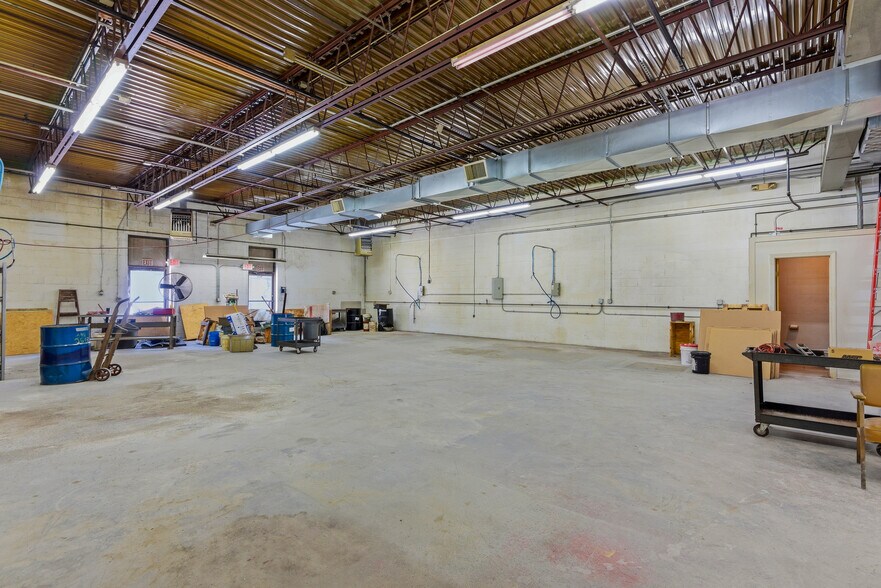 More Photos Of 77 Industrial Park Rd, Vernon Warehouse For Lease