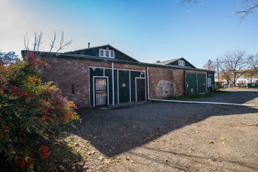 More Photos Of 917 Main St, Woodland Freestanding For Sale