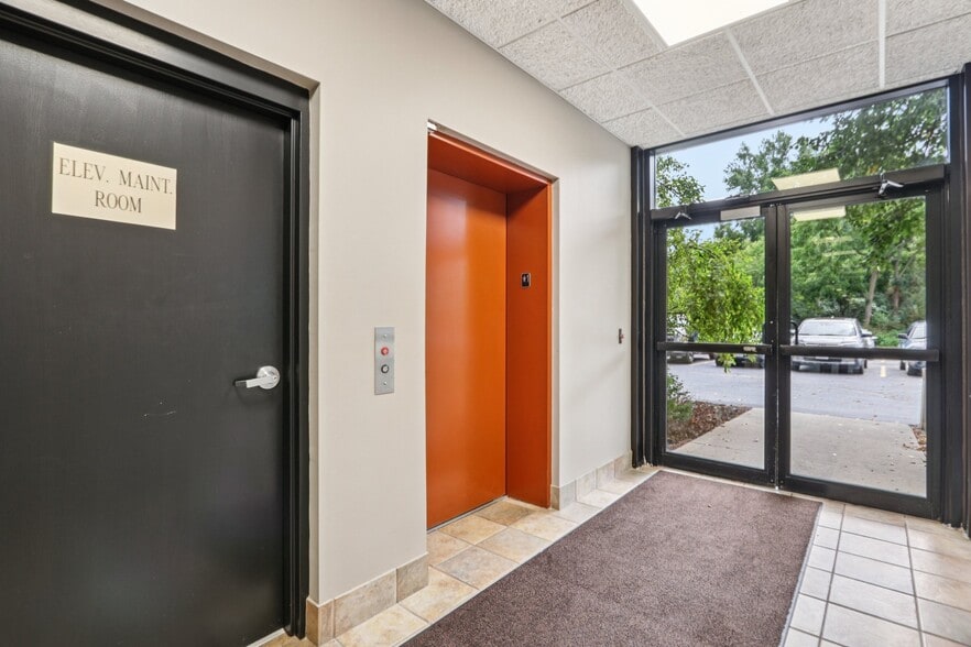 More Photos Of 707 W Moreland Blvd, Waukesha Office For Sale