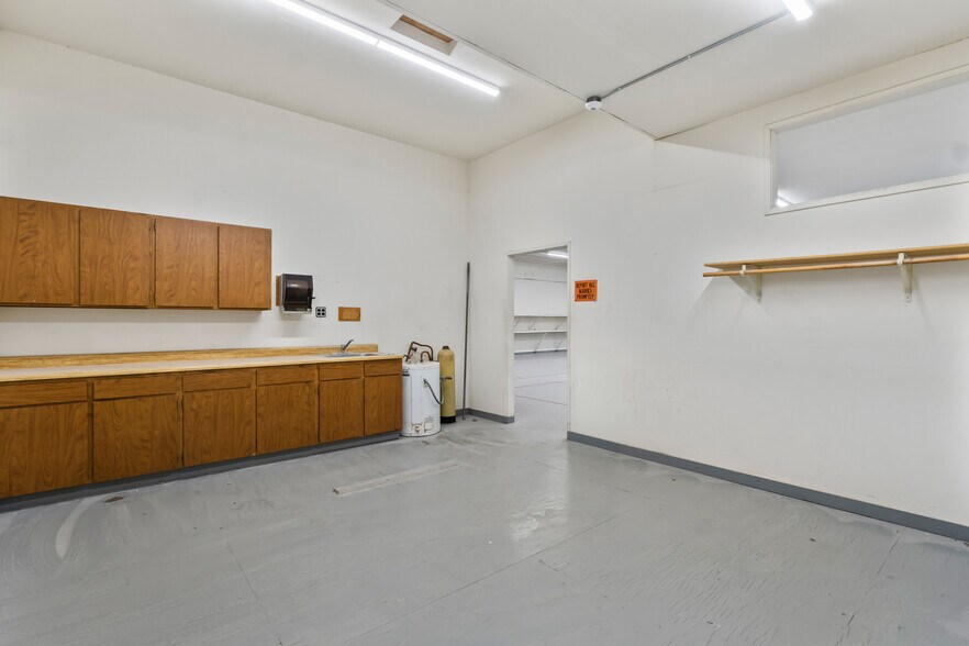 More Photos Of 703 N 7th St, Chewelah Manufacturing For Lease