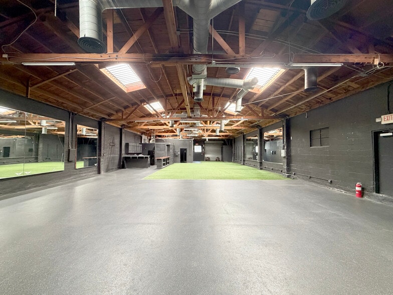 More Photos Of 6610 Lexington Ave, Los Angeles Showroom For Lease