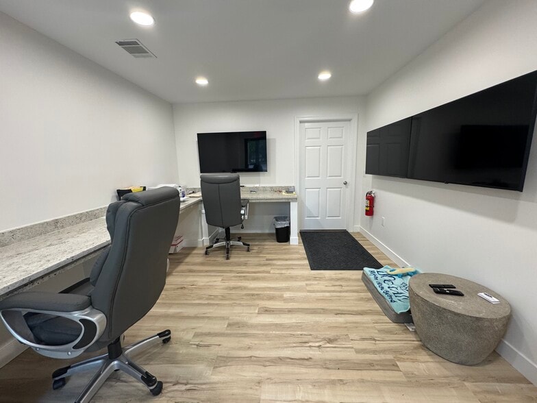 More Photos Of 70 Capital Dr, Hilton Head Island Showroom For Sale