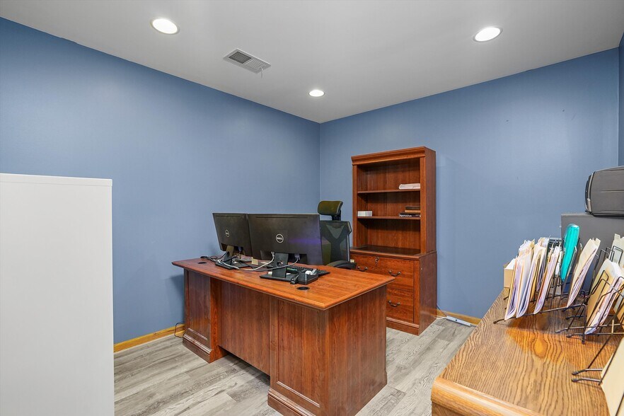 More Photos Of 755 McArdle Dr, Crystal Lake Office For Sale
