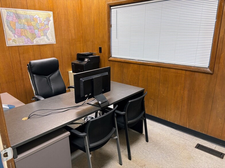 More Photos Of 1401 W Ray St, Indianapolis Truck Terminal For Lease