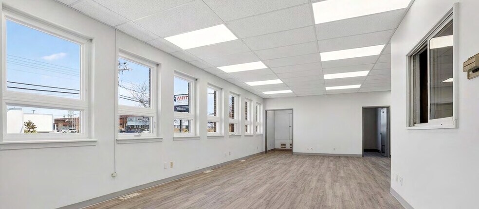 More Photos Of 1590 Boul Hymus, Dorval Distribution For Lease