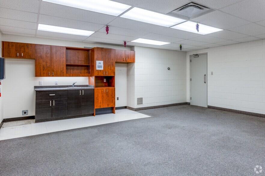 More Photos Of 31 King St, St Catharines Bank For Sale