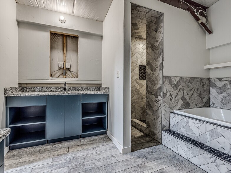 More Photos Of 6355 Boucher Dr, Edmond Showroom For Lease