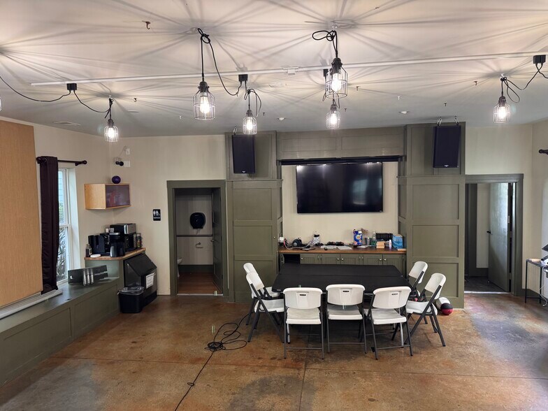 More Photos Of 14 Palmetto Way, Bluffton Office For Sale