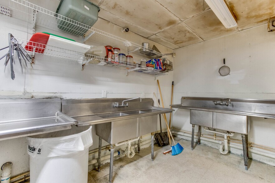 More Photos Of 2915 Market St, Baytown General Retail For Sale