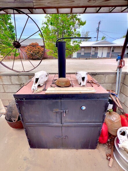 More Photos Of 413 W Broadway St, Hollis Hotel For Sale