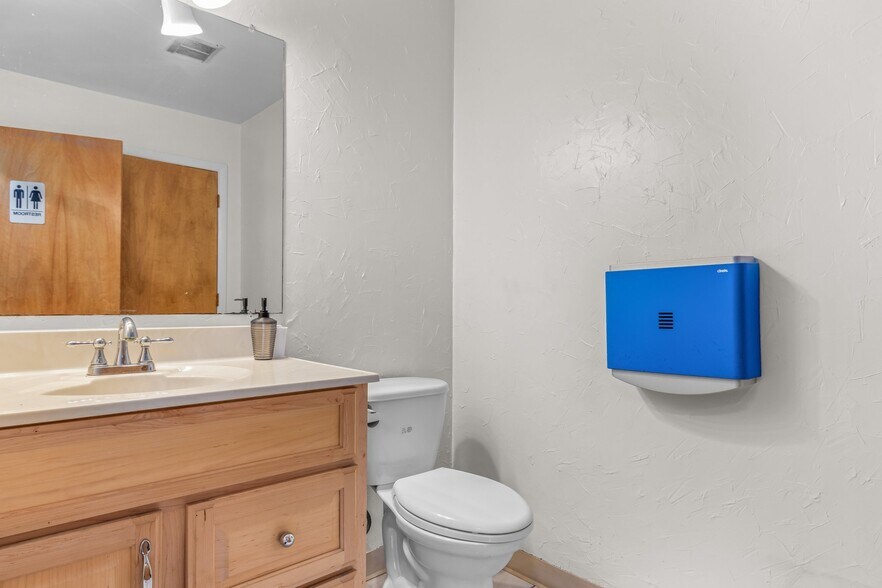 More Photos Of 105 S First Colonial Rd, Virginia Beach Light Distribution For Sale