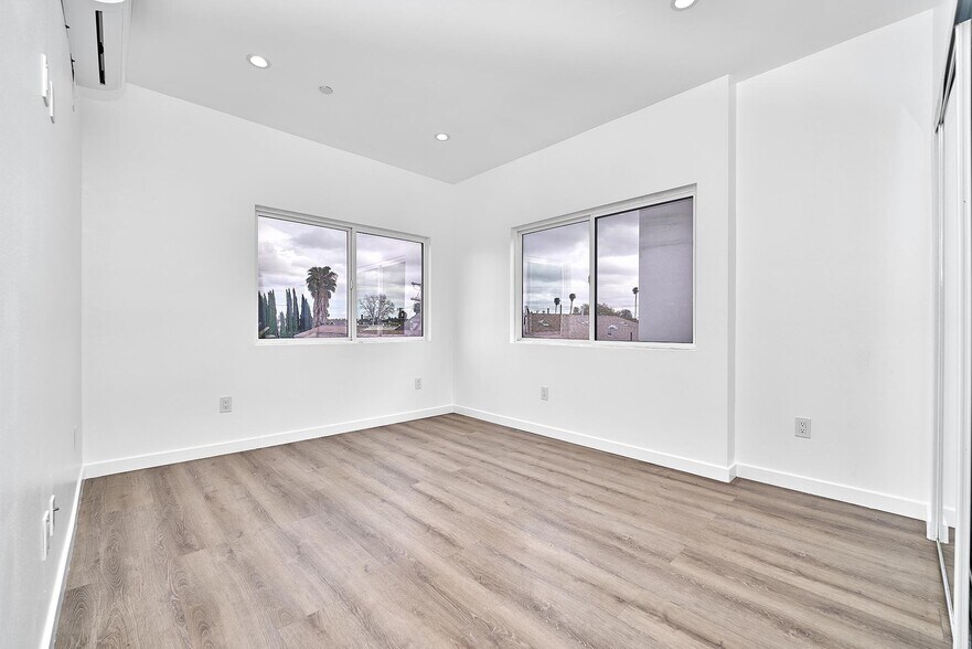More Photos Of 550 W 47th St, Los Angeles Apartments For Sale