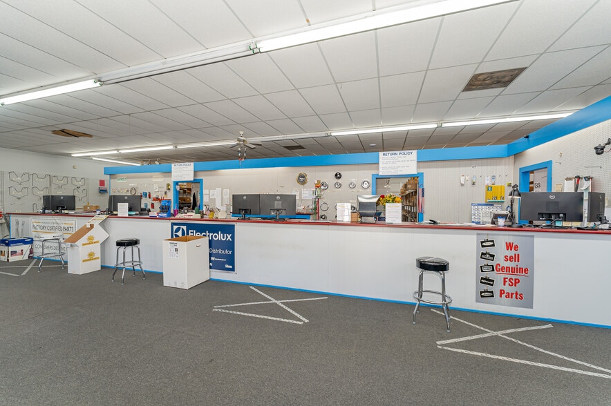 More Photos Of 4813 W Gate City Blvd, Greensboro Light Distribution For Sale