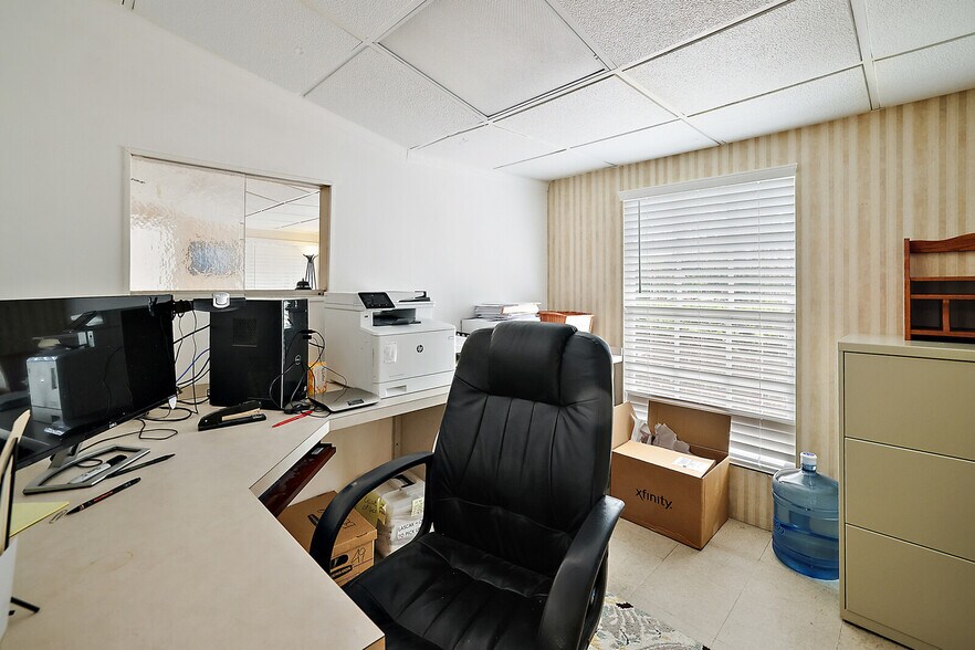 More Photos Of 324 N Texas Ave, Tavares Office For Lease