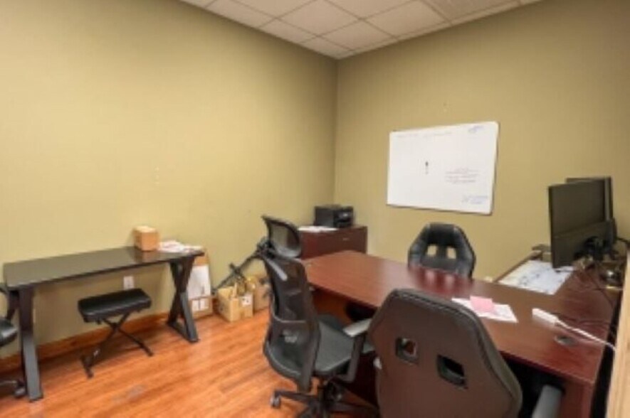 More Photos Of 1532 N Commercial, Nixa Warehouse For Lease