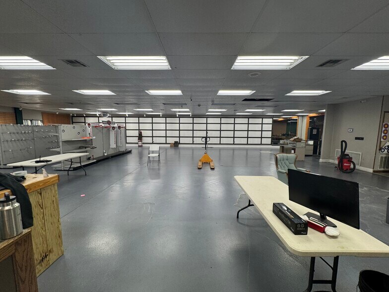 More Photos Of 990 N Daleville Ave, Daleville Warehouse For Sale