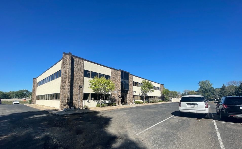 More Photos Of 1959 Sloan Pl N, Maplewood Office For Lease