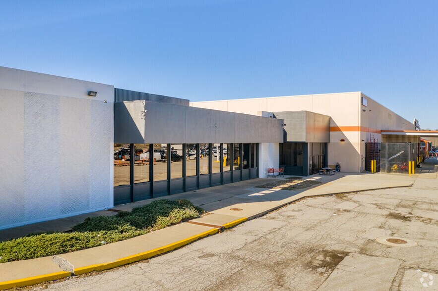 More Photos Of 4701-4707 E Bannister Rd, Kansas City Freestanding For Lease