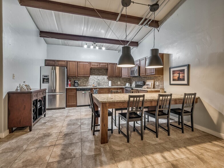 More Photos Of 6355 Boucher Dr, Edmond Showroom For Lease