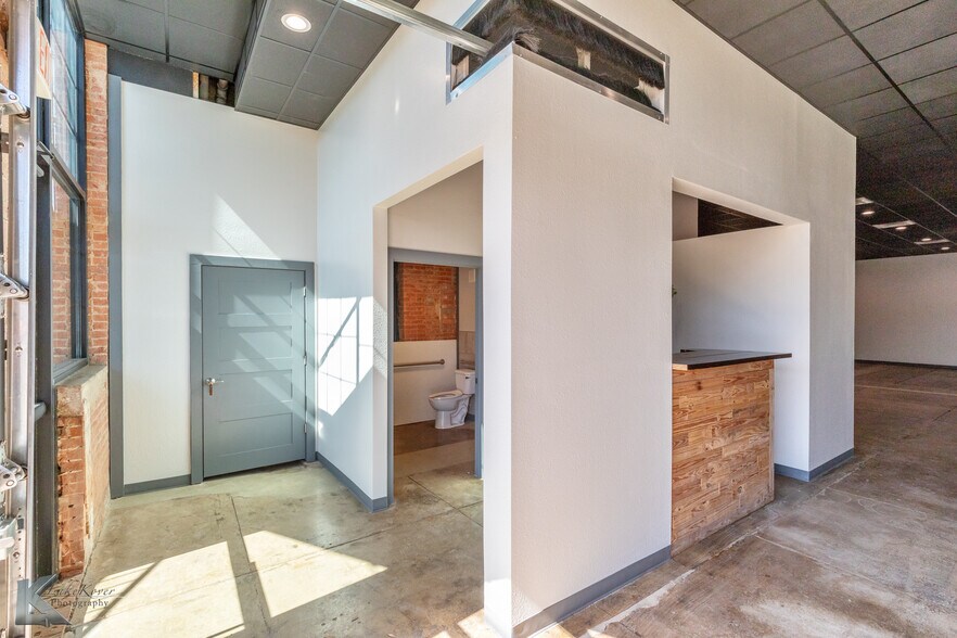 More Photos Of 141 Oak St, Abilene Storefront Retail Office For Sale