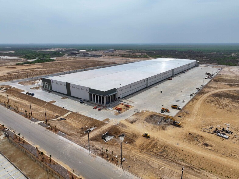 More Photos Of 21648 Kraus Lp, Laredo Industrial For Lease