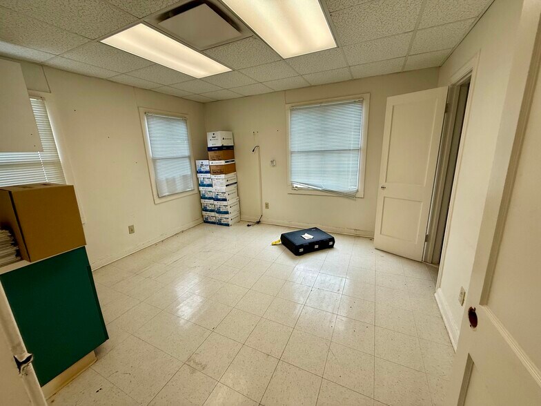 More Photos Of 2410 S Main St, Lindale Office For Sale