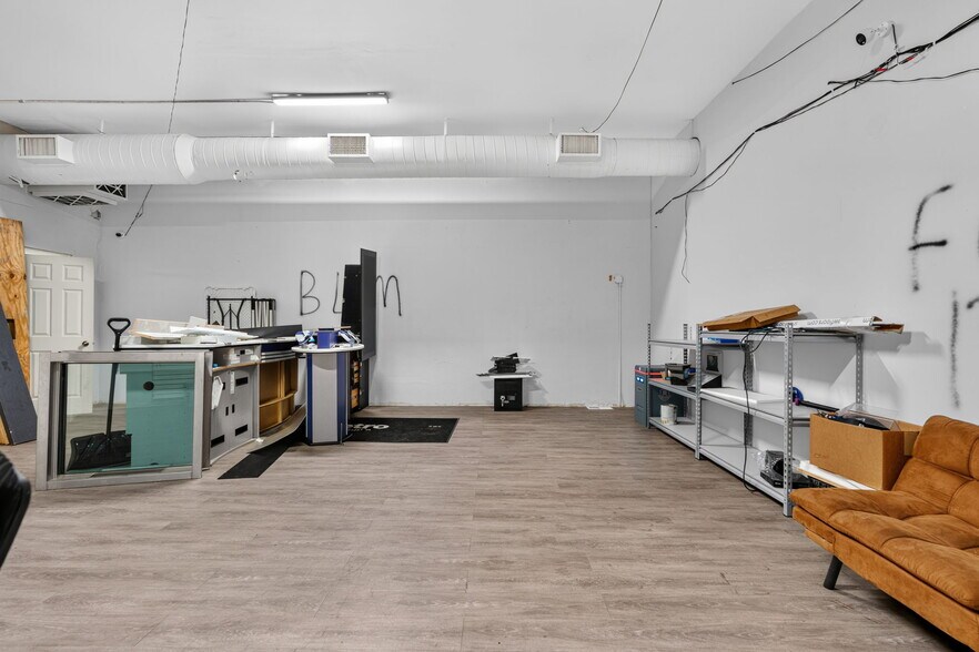More Photos Of 1005 W Broadway Ave, Minneapolis Storefront For Sale