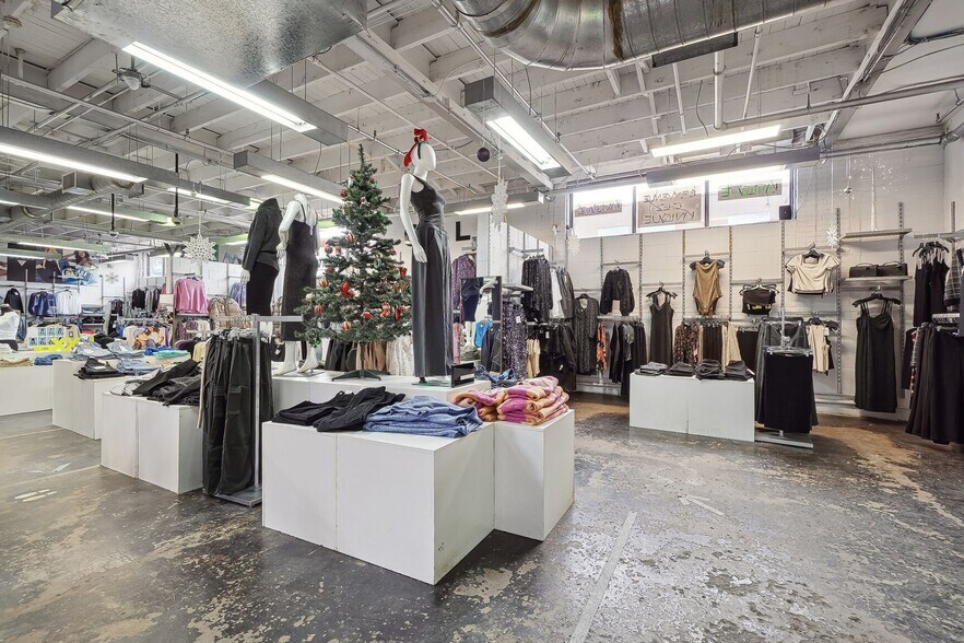 More Photos Of 9455-9457 Boul Saint-Laurent, Montréal Storefront Retail Office For Sale