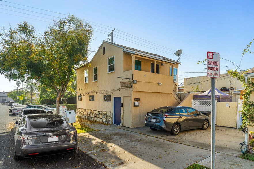 More Photos Of 2200 W Burbank Blvd, Burbank Freestanding For Sale