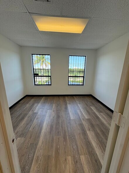 More Photos Of 2001 N Dixie Hwy, Pompano Beach Storefront Retail Office For Lease